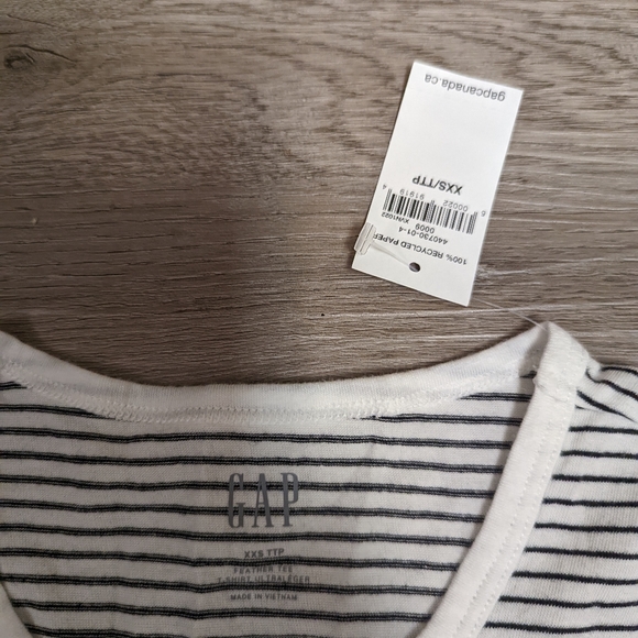 NWT gap feather tee, size xxs - Picture 5 of 5